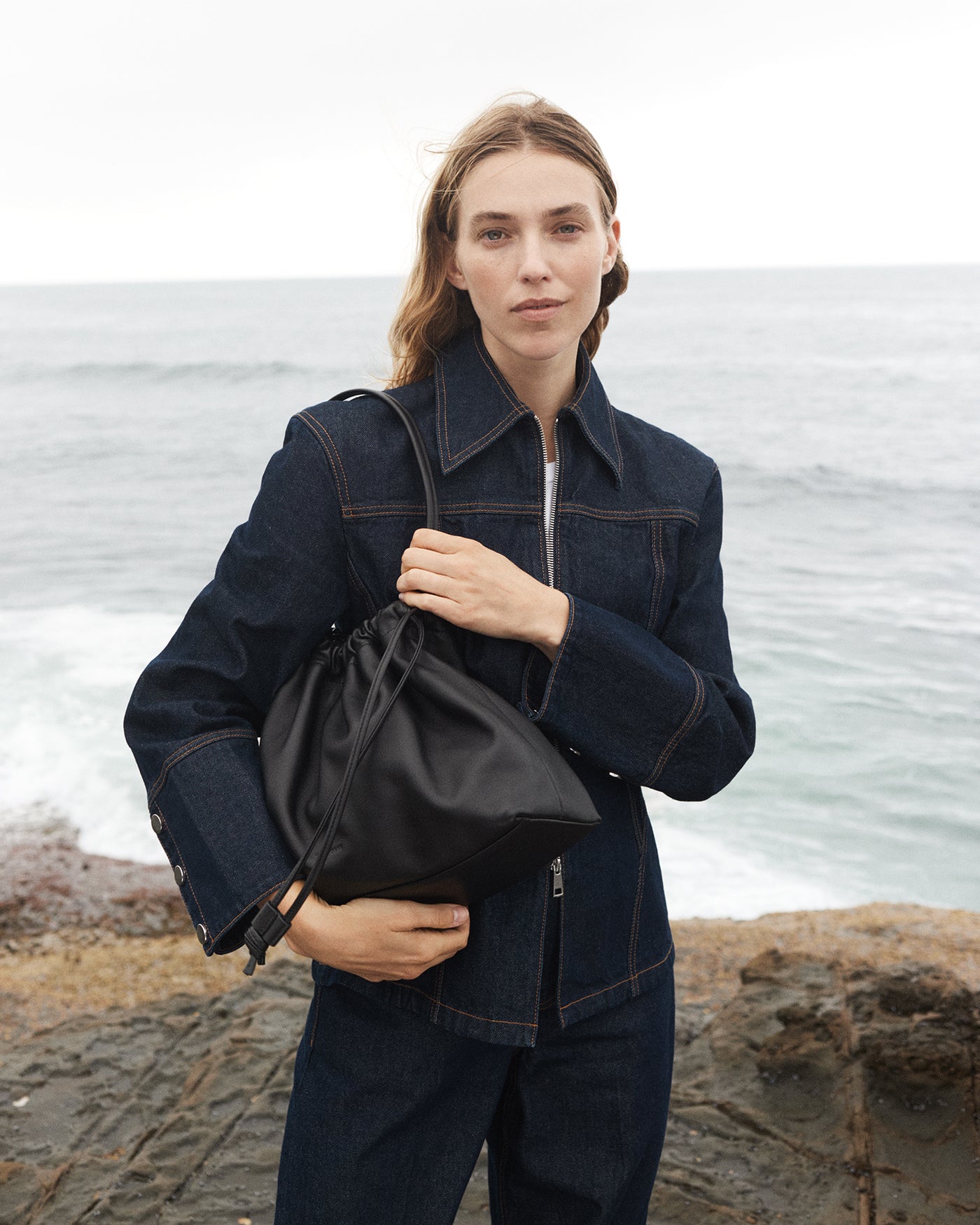 Fin Shoulder Bag: Black